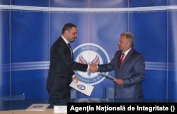 Agenția Națională de Integritate a devenit o instituție cuminte, care în ultimii șapte ani nu prea a deranjat reprezentanții alianțelor care formau majoritatea în Parlament. Bogdan Stan (foto, stânga) a condus instituția din 2015, an din care cazurile mediatizate ale ANI au scăzut.