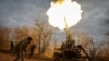 Воїни ЗСУ ведуть вогонь з САУ 2С7 «Піон» по позиціях російської арміїна лінії фронту в Херсонській області, 9 листопада 2022 року