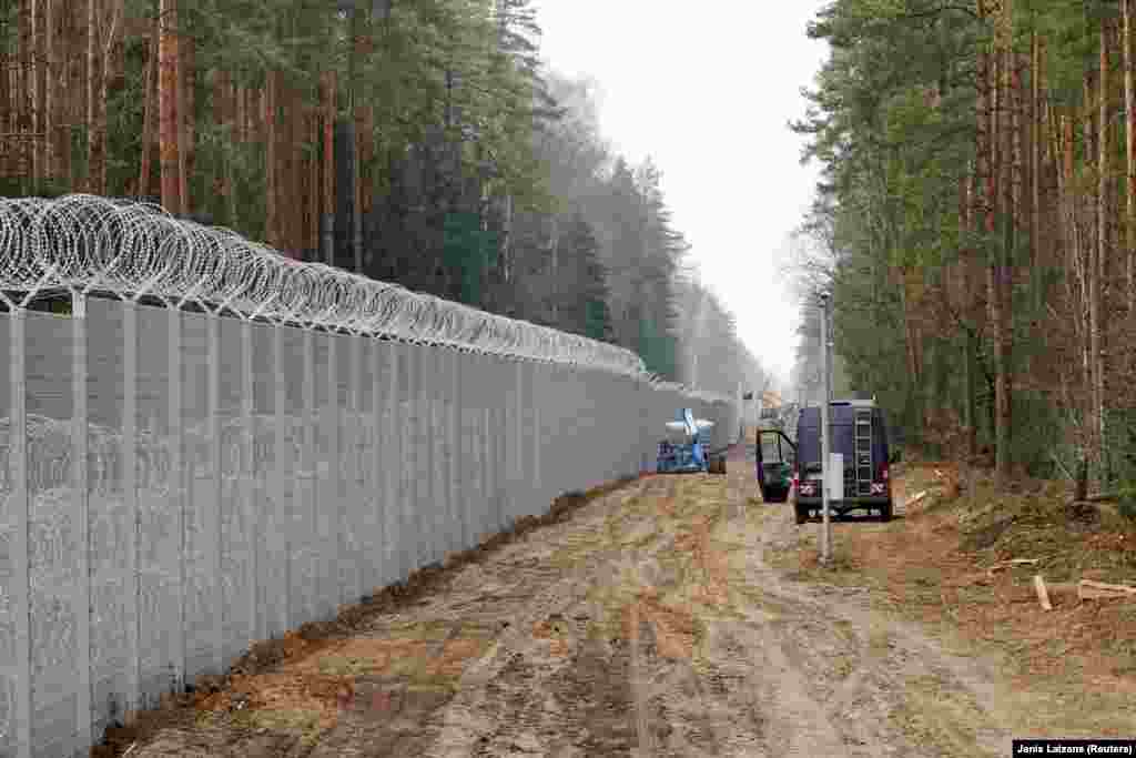 4-метровий прикордонний паркан на кордоні Литви з Білоруссю, листопад 2021 року. За останні 30 років європейські країни звели понад 1000 кілометрів прикордонних загороджень, причому більша частина цих огорож була побудована після міграційної кризи 2015 року