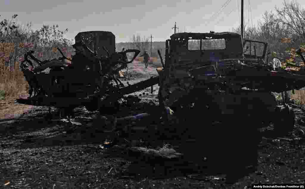 Знищені обстрілами автомобілі на дорозі біля Снігурівки. Росія заявила про відхід із Херсону, оскільки у зв'язку із наступом ЗСУ виникла загроза потрапляння великого російського угруповання у котел. Під час свого відходу російські військові замінували територію, підвали, котельні та телецентр, а потім підірвали Антонівський міст