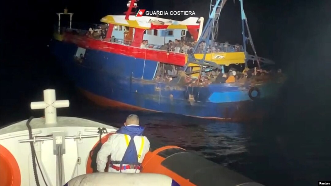 Migranti čekaju da ih spasi italijanska obalna straža, 22. februara 2022.