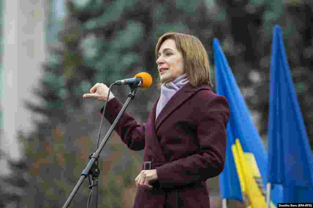Мая Санду, на заклик якої й зібрався мітинг, виступаючи перед демонстрантами, теж повторила вимогу відставки уряду прем’єр-міністра Йона Кіку і позачергових виборів парламенту. На фото: Обрана президенка Молдови Майя Санду звертається до прихильників під час мітингу у центрі Кишинева, 6 грудня 2020 року