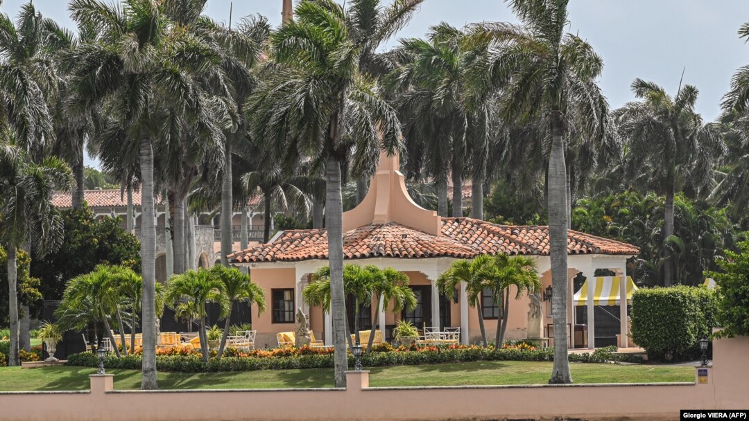 Rezidencija bivšeg predsednika SAD Donalda Trampa Mar-a-Lago gde je 8. avgusta 2022. FBI izvšio pretres u potrazi za poverljivim dokumentima.