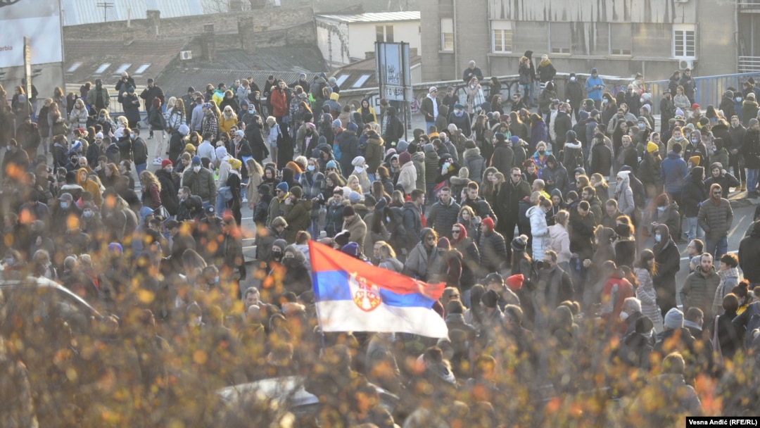 Blokada saobraćaja na Brankovom mostu u Beogradu, 4. decembra 2021. Učesnici protesta traže povlačenje izmena Zakona o eksproprijaciji i Zakona o referendumu. 