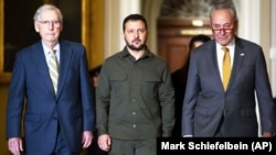 Президент України Володимир Зеленський (у центрі) з лідером сенатської меншості Мітчем Макконнелом (ліворуч) і лідером сенатської більшості Чаком Шумером (праворуч) на Капітолійському пагорбі у Вашингтоні. архівне фото, 21 вересня 2023 року