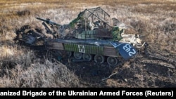 Знищений російський танк у полі біля міста Вугледар у Донецькій області, листопад 2023 року.