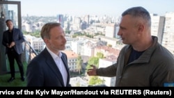 Njemački ministar finansija Christian Lindner sa gradonačelnikom Kijeva Vitalijem Kličkom u Kijevu, 14. avgusta 2023. 