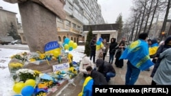 Акція на підтримку України, яка протистоїть агресії Росії, у день другої річниці війни. Алмати, 24 лютого 2024 року