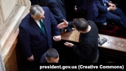 Володимир Зеленський, жестикулюючи, звертається до Віктора Орбана на церемонії президентської інавгурації в Буенос-Айресі, 10 грудня 2023 року