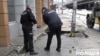Правоохоронці оглядають місце просідання ґрунту над тунелем метро в Києві