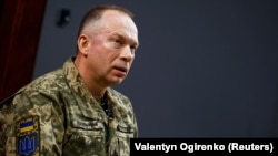 Повідомляється, що співрозмовники, серед іншого, обговорили потреби Збройних Сил України в озброєнні, боєприпасах, військовій та спеціальній техніці
