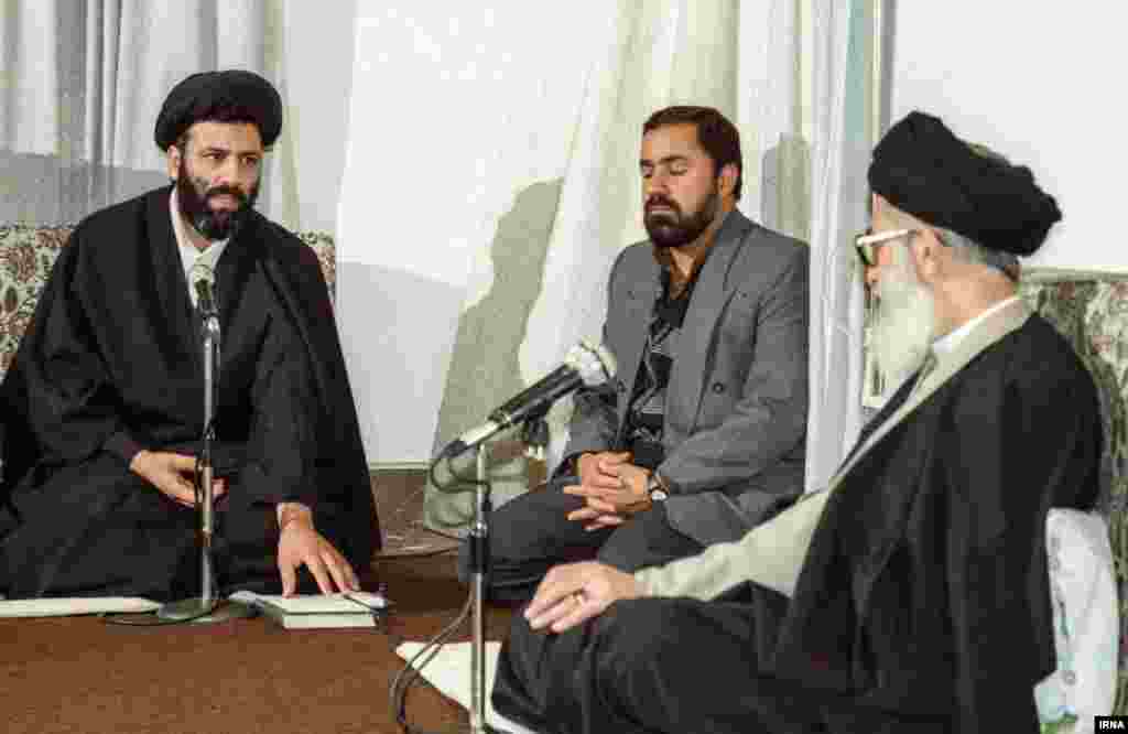 رئیسی که تا حدود یک دهه پیش جایی در سطوح عالی سیاست جمهوری اسلامی نداشت، ظرف یک دهۀ گذشته توانست تا آن&zwnj;جا پیش برود که نام خود را به عنوان نامزد بالقوۀ رهبری آیندۀ ایران و جانشین خامنه&zwnj;ای سر زبان&zwnj;ها بیندازد. ابراهیم رئیسی در سال ۱۳۵۹ در بیست سالگی به عنوان &laquo;دادیار&raquo; در کرج منصوب شد و در پروندۀ مهم اعدام هزاران زندانی در تابستان سال ۶۷ یکی از اعضای هیئت مرگ بود او در این تصویر (نفر اول از چپ) در حضور رهبر جمهوری اسلامی (نفر اول از راست) دیده می&zwnj;شود. 