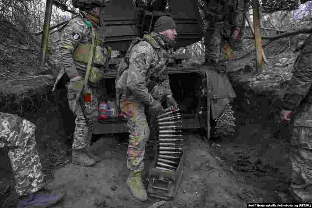 Не гаючи часу, військові швидко поповнюють боєзапас і готують &laquo;ЗУшку&raquo; до роботи