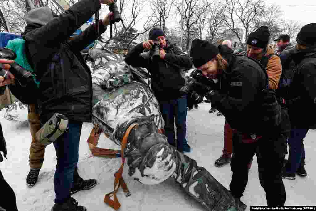 Фотографи знімають демонтований пам'ятник Щорсу