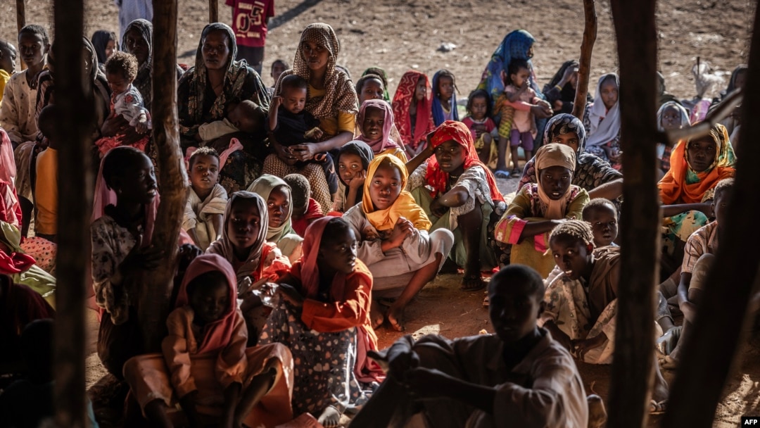 Izbeglice iz Sudana na graničnom prelazu s Južnim Sudanom, 14. februar 2024. Procenjuje se da je zbog rata 1,8 miliona ljudi pobeglo iz Sudana, dok je 6,7 miliona interno raseljeno.