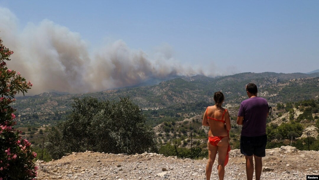 Švicarski turisti promatraju šumski požar koji se širi na Rodosu, 24. juli