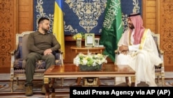 Президент України Володимир Зеленський і спадковий принц Саудівської Аравії Мухаммед ібн Салман (праворуч). Джидда, Саудівська Аравія, 19 травня 2023 року
