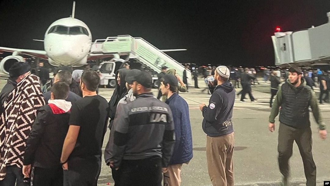 Učesnici antijevrejskog protesta na aerodromu u Mahačkali, Dagestan, Rusija, 29. oktobar 2023.