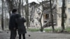Жителі Авдіївки поруч зі зруйнованим житловим будинком, квітень 2023 року. На лютий 2024 року було відомо, що потреби на відбудову України складають вже майже 486 мільярдів доларів