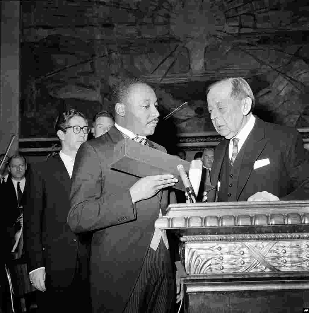 Desetog decembra 1964., Kingu je uručena Nobelova nagrada za mir, Oslo, Norveška. Tada 35-godišnjak, King je bio najmlađi laureat ove nagrade, 12. Amerikanac koji ju je osvojio i treći crnac kojemu je ukazana ta čast. &quot;Ovu nagradu prihvaćam u ime pokreta za građanska prava koji se kreće s odlučenošću, veličanstveno prezirući rizik i opasnosti na putu uspostavljanja kraljevstva slobode i vladavine prava&quot;, rekao je na ceremoniji u Oslu.