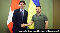 Президент України Володимир Зеленський і прем’єр-міністр Канади Джастін Трюдо (ліворуч) під час зустрічі у Києві, Україна, 10 червня 2023 року. Архівне фото