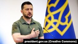 У відеозверненні Володимир Зеленський розповів, що за час війни вісім зенітних ракетних бригад отримали почесну відзнаку «За мужність та відвагу»