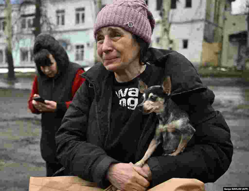 Ljuba plače dok drži svoju drhtavu čivavu Margot, nakon što su je ukrajinski vojnici evakuirali iz Bahmuta. &quot;Trebalo je da krenemo ranije&quot;, rekla je nakon što je 3. aprila sigurno stigla u Časiv Jar.