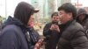 Нефтяник из Жанаозена (слева) и представитель «КазМунайГаза» ведут диалог касательно протоколов с переговоров. 14 апреля 2023 года