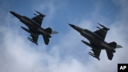Зьнішчальнікі F-16 ляцяць у неназваным месцы ва Ўкраіне, 4 жніўня 2024 году