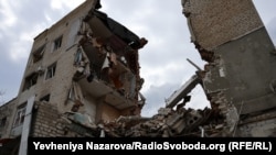 Зруйновані багатоповерхівки в Оріхові