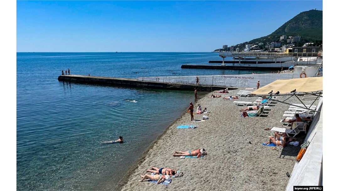 O plajă din Alushta, în sud-estul Crimeei, 17 iunie 2023.