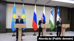 Президент Казахстана Касым-Жомарт Токаев, президент России Владимир Путин и президент Узбекистана Шавкат Мирзиеев (слева направо) на церемонии открытия поставок российского газа в Узбекистан через территорию Казахстана. Москва, 7 октября 2023 г.