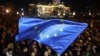 Учасники акції несли транспаранти та прапори Сербії та Європейського Союзу, свистіли в свистки та неодноразово вигукували «злодії, злодії»