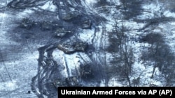Пошкоджені Силами оборони України російські танки під Вугледаром після спроби армії РФ атакувати це місто. Донеччина, лютий 2023 року 