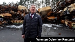 Кір Стармер, лідер Лейбористської партії Великої Британії, біля цивільних автомашин, знищених внаслідок російського наступу в місті Ірпінь під Києвом, 16 лютого 2023 року 