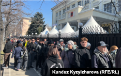 Пришедшие проголосовать на выборах президента РФ у Посольства России в КР (Бишкек), 17 марта 2024 г.