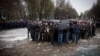 Проросійських бойовиків і активістів закидаюать яйцями. Запоріжжя, 13 квітня 2014 рокуФото з власного архіву Катерини Клочко 