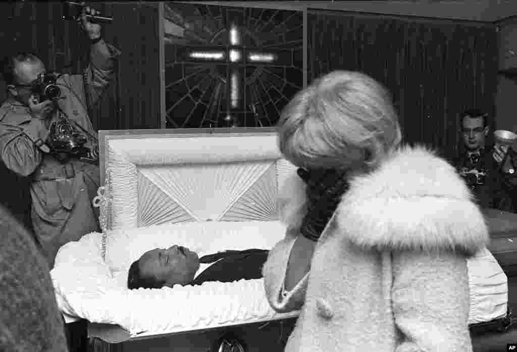 Ožalošćeni odaju počast ubijenom Kingu, Atlanta, 5. april 1968.