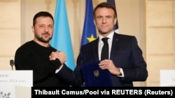 Президент України Володимир Зеленський 10 березня провів телефонну розмову з французьким лідером Еммануелем Макроном