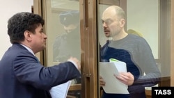 Володимир Кара-Мурза (справа) у суді