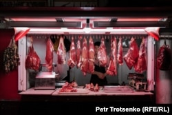 Продавец мяса на рынке Панчшанбе в городе Худжанде, Таджикистан, 14 июня
