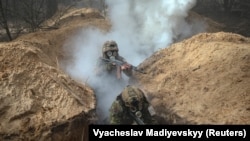 Українські військовослужбовці Нацгвардії беруть участь у навчаннях з радіаційної, хімічної та біологічної небезпеки під Харковом, Україна, 29 лютого 2024 року