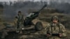 Українські військові ведуть вогонь із гаубиці по російських позиціях поблизу Бахмуту на Донеччині, 7 березня 2023 року