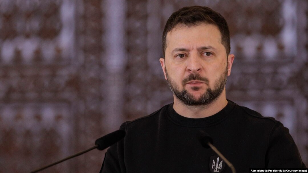 Președintele Ucrainei, Volodimir Zelenski, s-a aflat marți în prima sa vizită din România de la începutul invaziei rusești în țara sa. El a transmis un mesaj susținătorilor Rusiei, după ce discursul din Parlament a fost anulat.