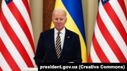 За словами американського лідера, касетні боєприпаси, які США відправлять до України, будуть сумісні з 155-мм гаубицями