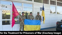 Троє українських військовослужбовців, які потрапили до Угорщини без згоди Києва, на угорсько-українському кордоні на шляху до повернення в Україну. 20 червня 2023 року
