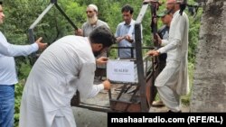 یو چارواکی پر زانګو د کار بندولو کاغذ لګوي - د اګست ۲۴مې انځور.