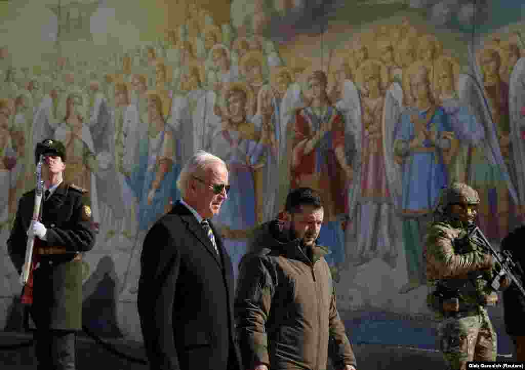 Президент України Володимир Зеленський і президент США Джо Байден (ліворуч) проходять біля Михайлівського&nbsp;Золотоверхого собору. Київ, 20 лютого 2023 року. (REUTERS/Gleb Garanich)
