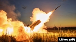 Бійці батальйону ЗСУ «Вовки Да Вінчі» ведуть вогонь по позиціях армії РФ із трофейної російської термобаричної ракетної установки ТОС-1А «Солнцепьок».