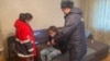 Журналист Данияр Молдабековті біреу ұрып кеткеннен кейін оның үйіне келген жедел жәрдем қызметкері мен полиция өкілі. 22 ақпан, 2023 жыл. 